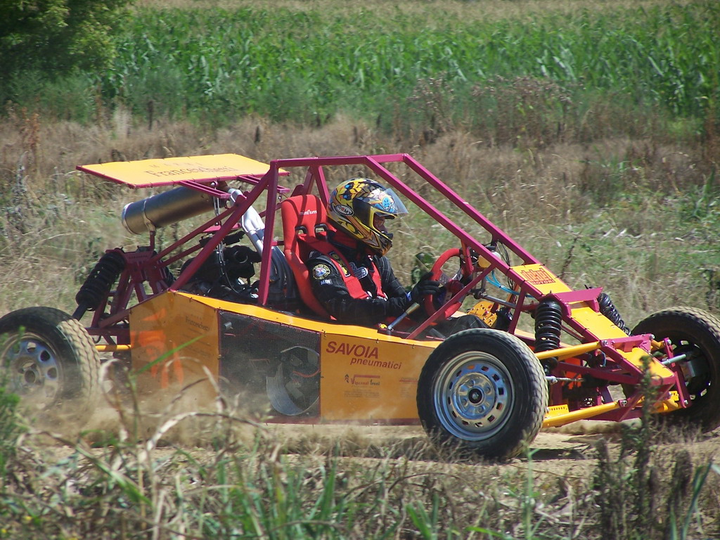 Buggy da autocross reale in gara su fondo sterrato