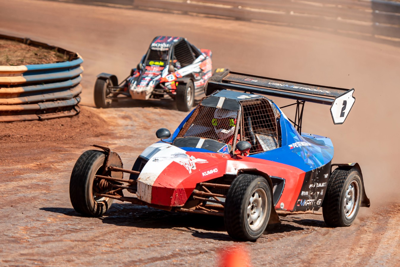 Due vetture da autocross affrontano una curva a Nyirád