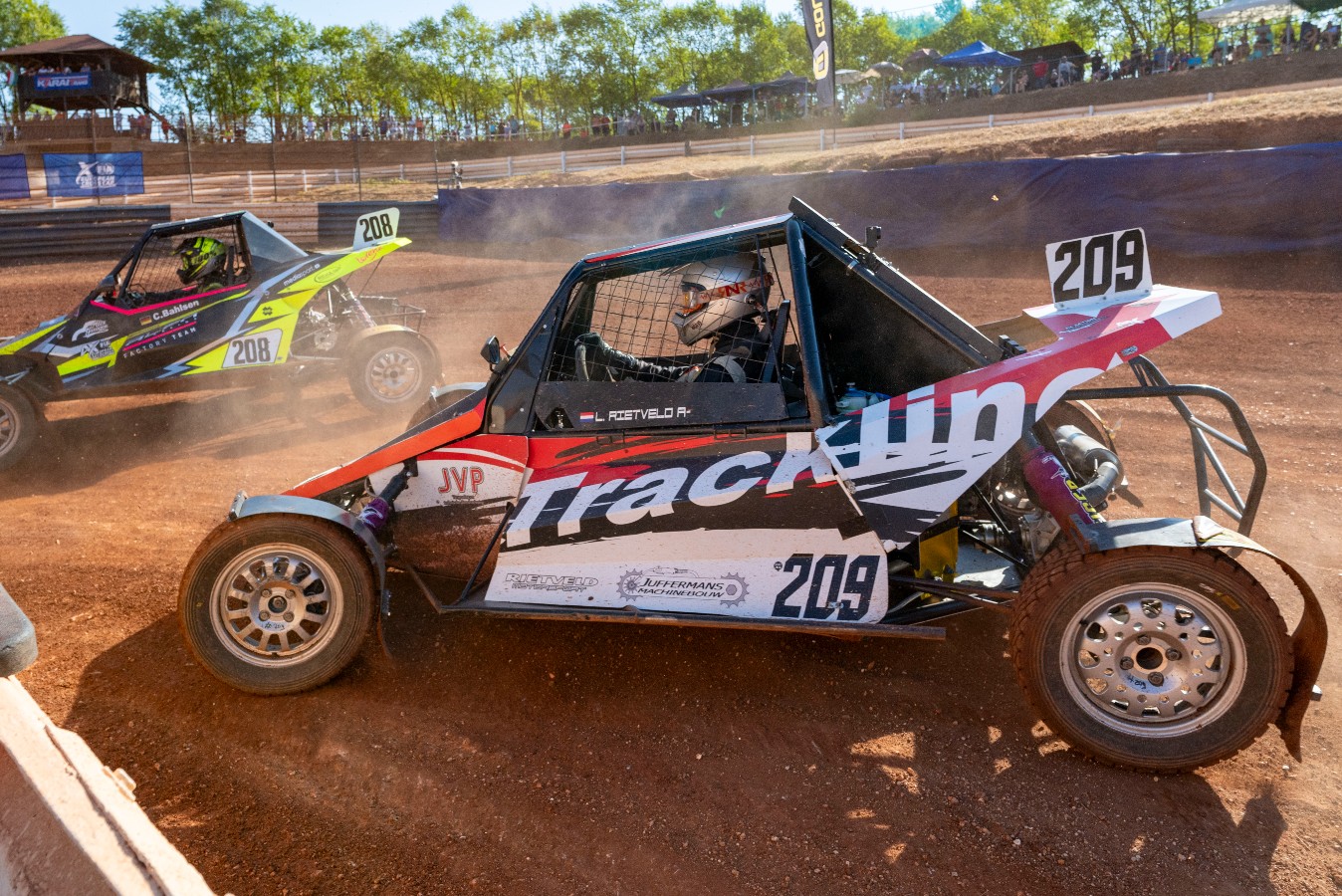 La vettura numero 219 di Lars Rietveld davanti alla numero 208 di Conrad Bahlsen