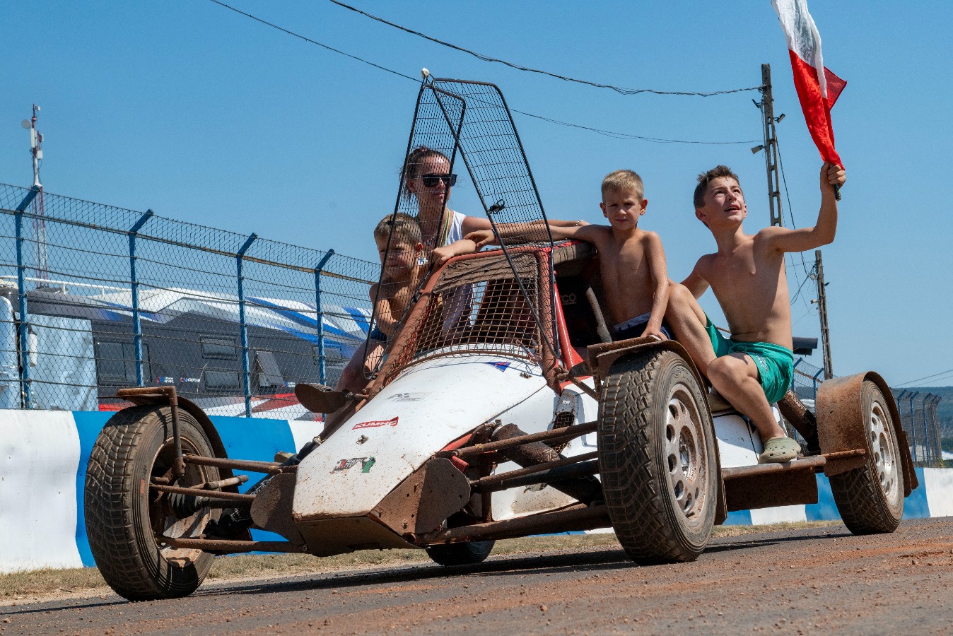 Una vettura da autocross attraversa la curva davanti a un’altra concorrente