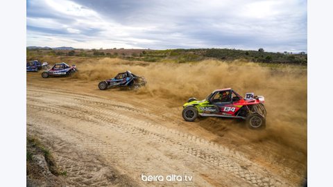 Le vetture si distendono sulla terra del circuito portoghese, fra traiettorie ravvicinate e polvere sollevata dalle ruote.