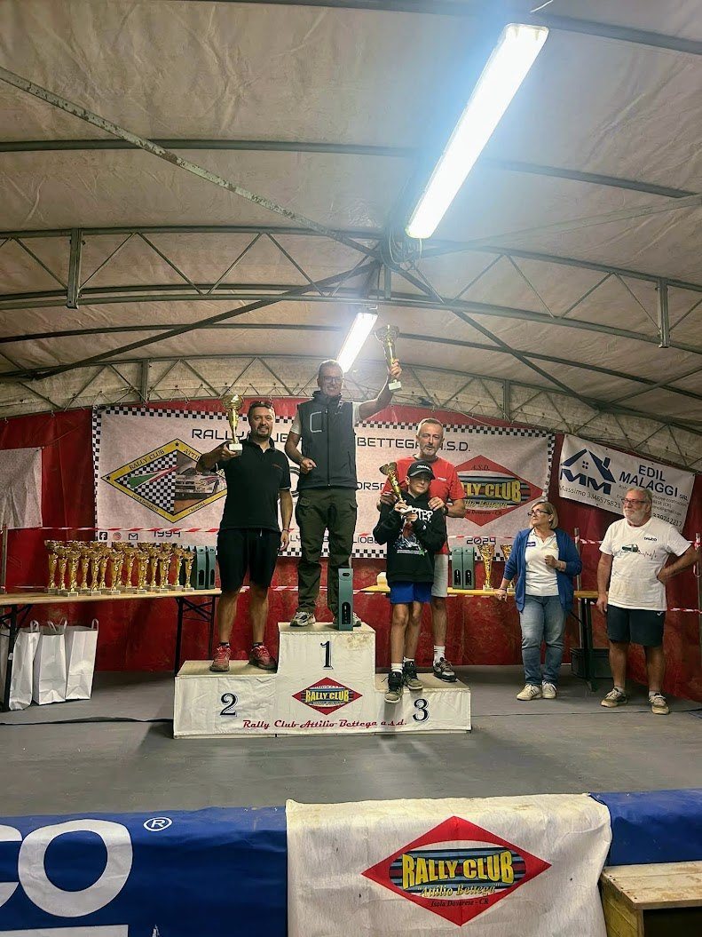 Diego Menegazzi alla premiazione di Pessina, nella fotografia pubblicata dalla squadra dopo la gara.