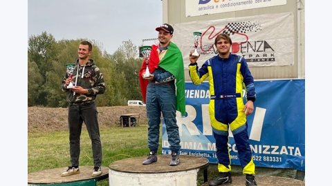 Riccardo Tosoni alla premiazione di San Polo: il pilota chiude terzo in D2.